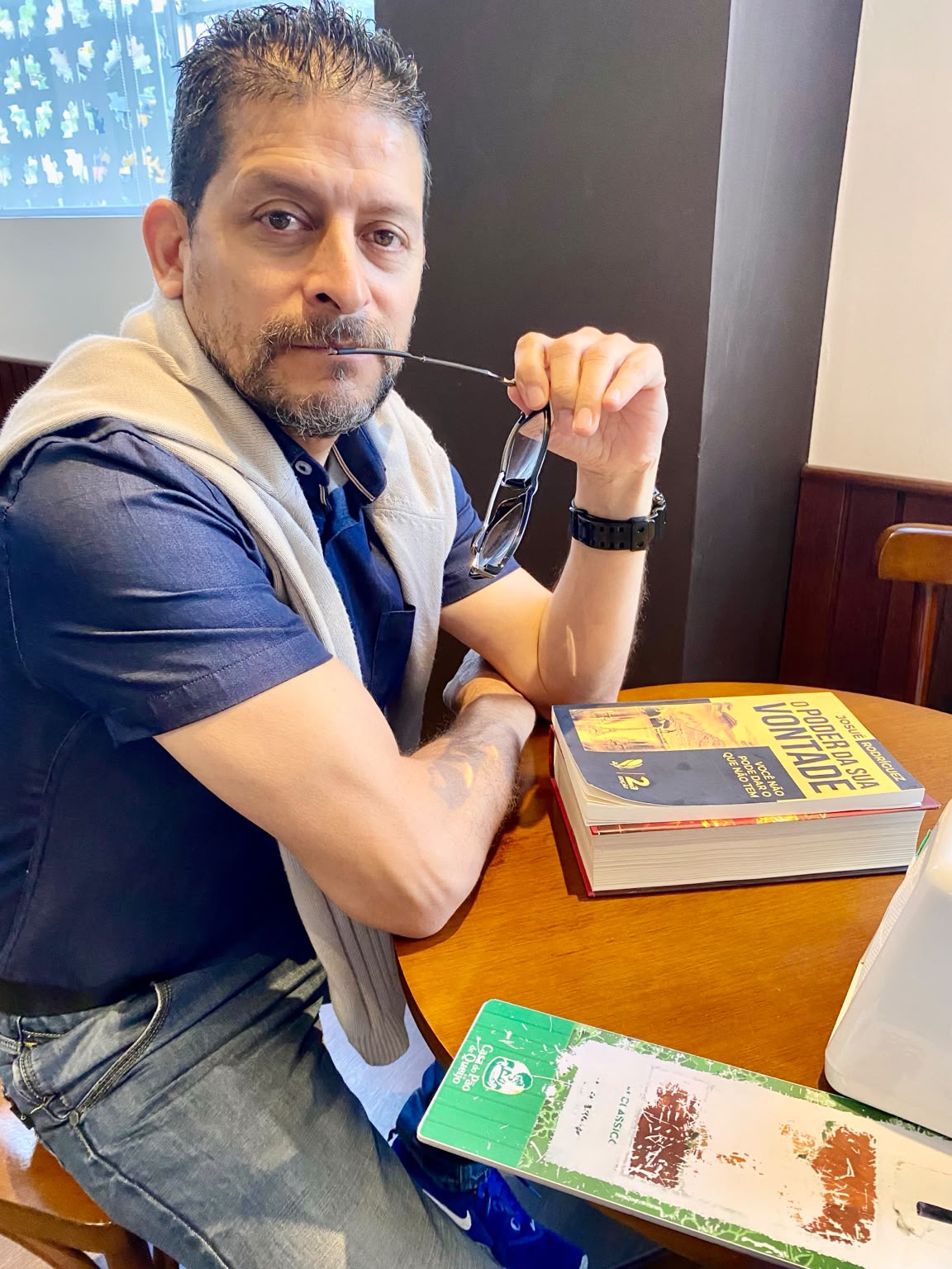 Josué Rodríguez junto a sus libros