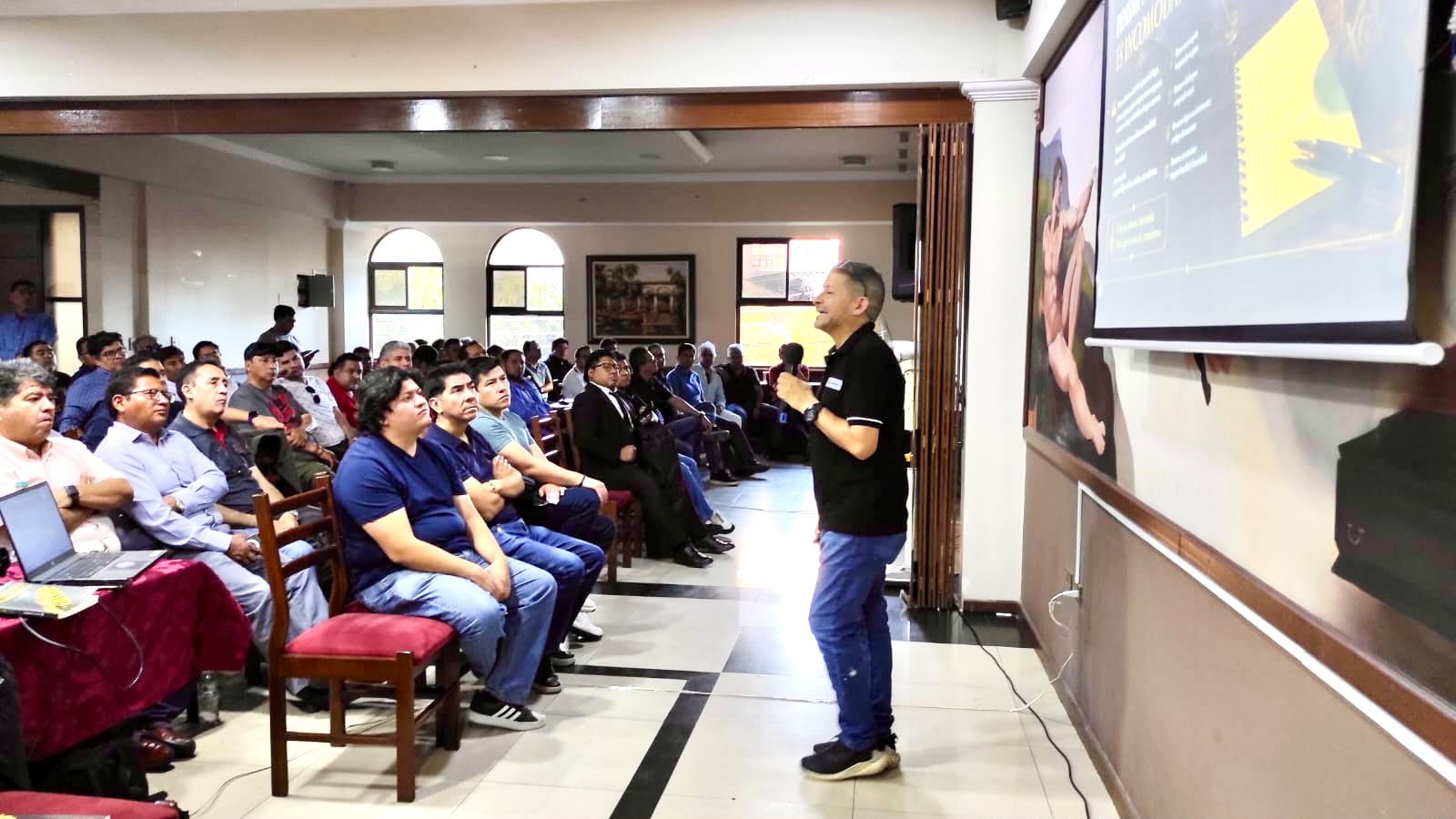 Josué Rodríguez facilitando un taller de liderazgo